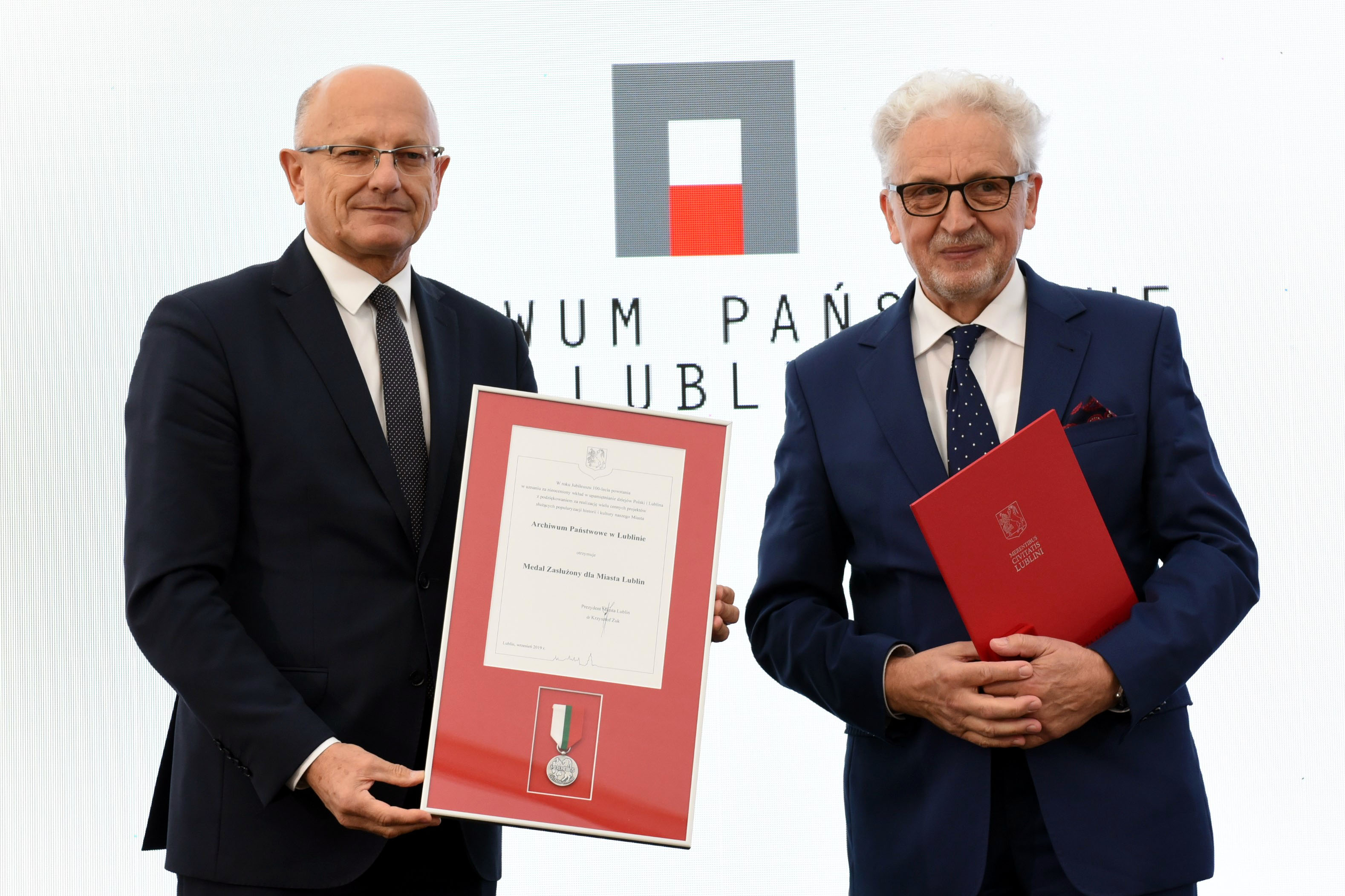 Prezydent Miasta Lublin wręcza Medal Zasłużony dla Miasta Lublin dla Archiwum Państwowego w Lublinie
