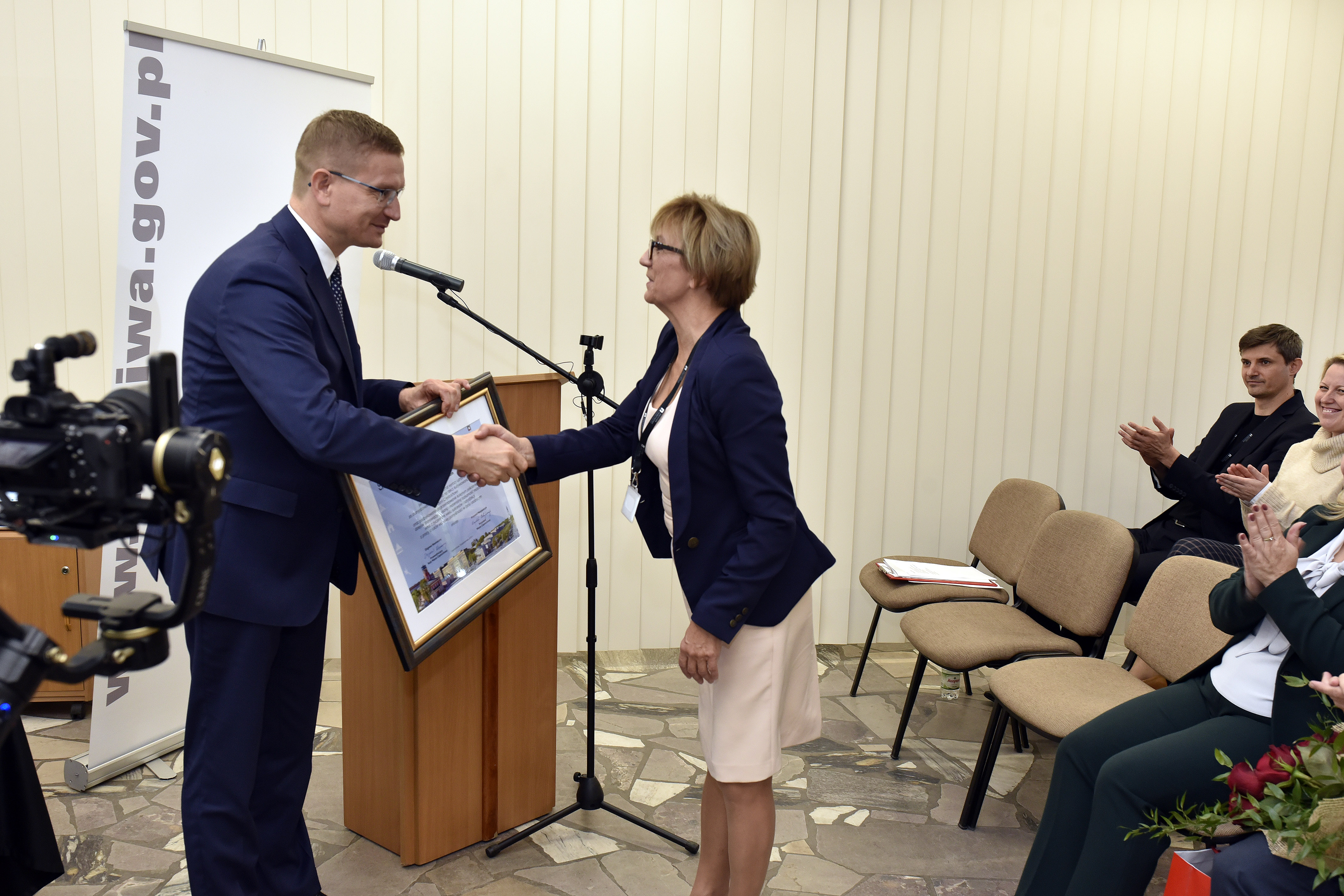 Prezydent Matyjaszczyk wręcza dyrektor Surmie-Jończyk pamiątkowy dyplom.