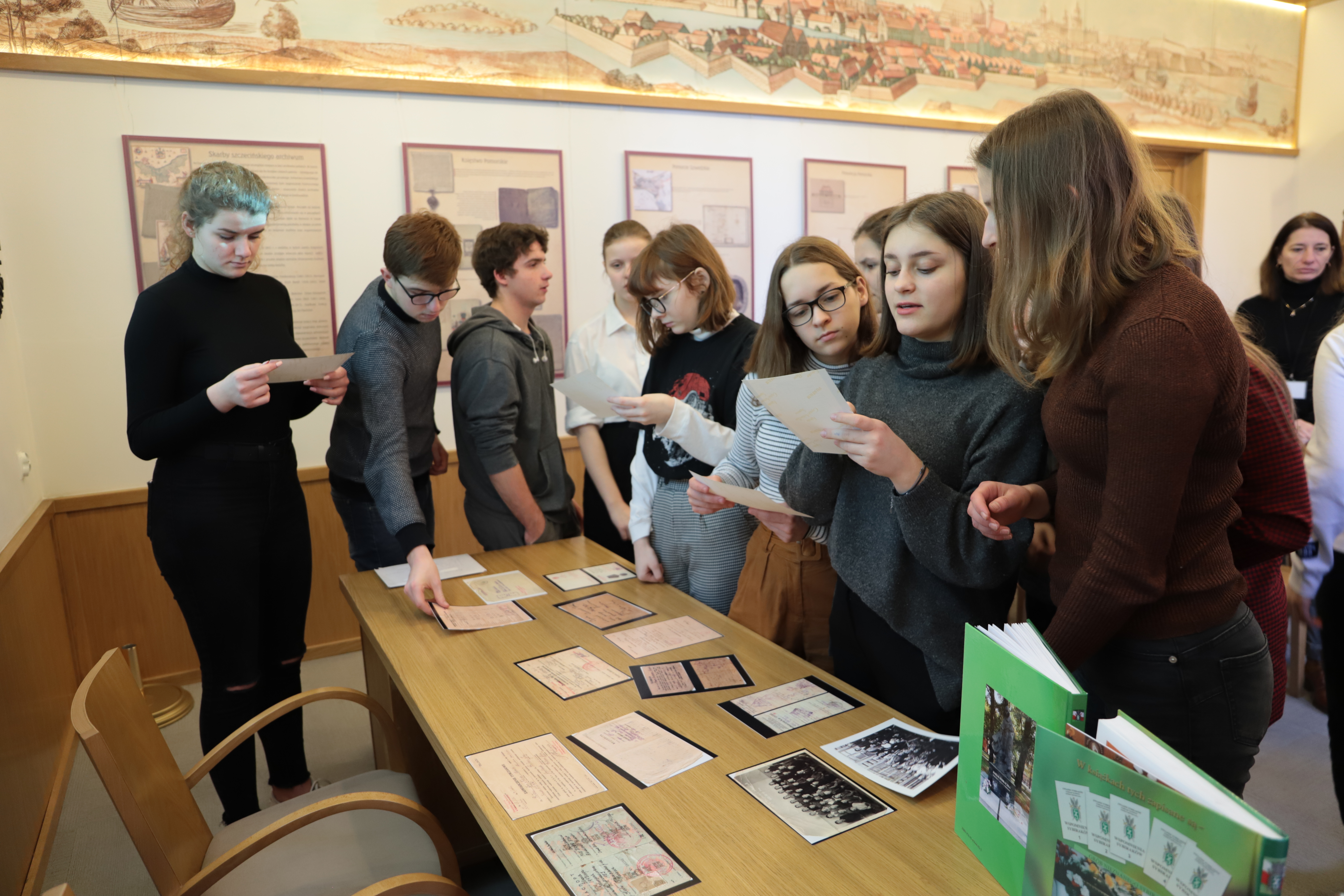 Młodzież ogląda zdjęcia i dokumenty Związku Sybiraków Oddział w Szczecinie.