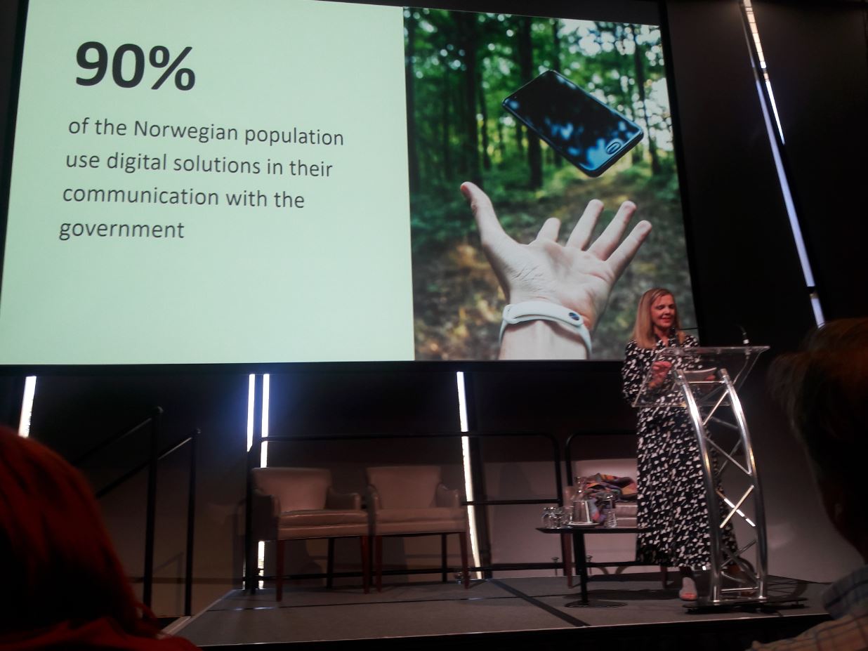 Prezentacja Ingi Bolstad z Narodowego Archiwum Norwegii (Riksarkivet). Na slajdzie tekst: 90 procent populacji Norwegii używa rozwiązań cyfrowych w komunikacji z rządem.