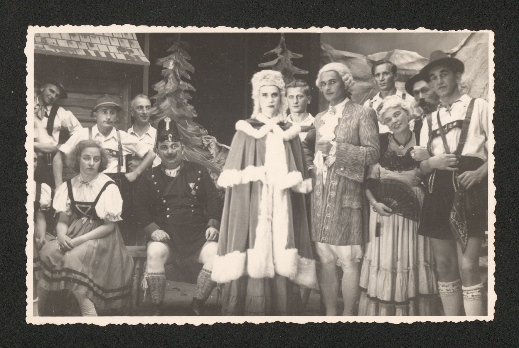 Aktorzy Teatru Fredreum podczas przedstawienia Ptasznik z Tyrolu