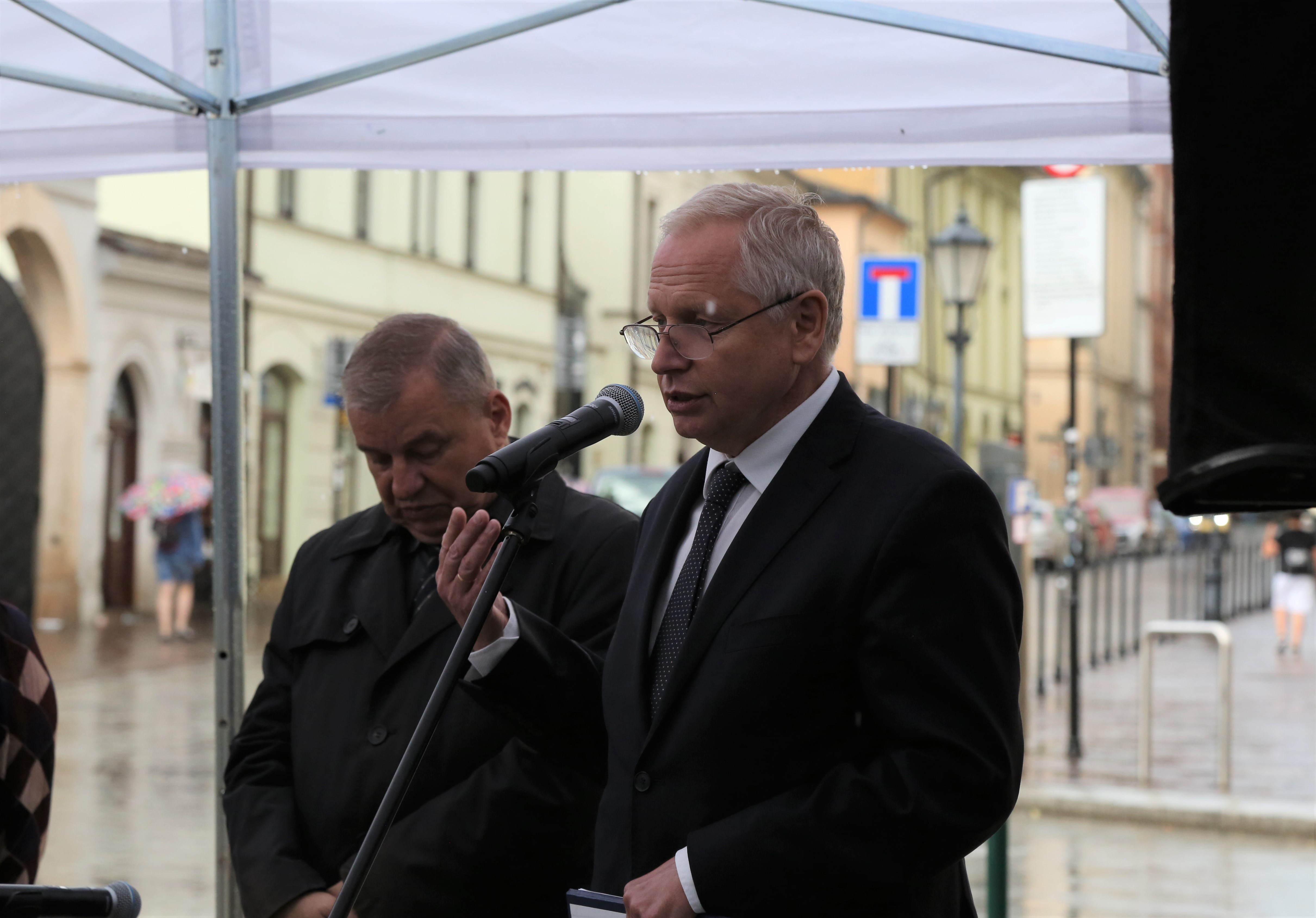 Jerzy Muzyk przy mikrofonie, obok stoi Sławomir Pietrzyk.