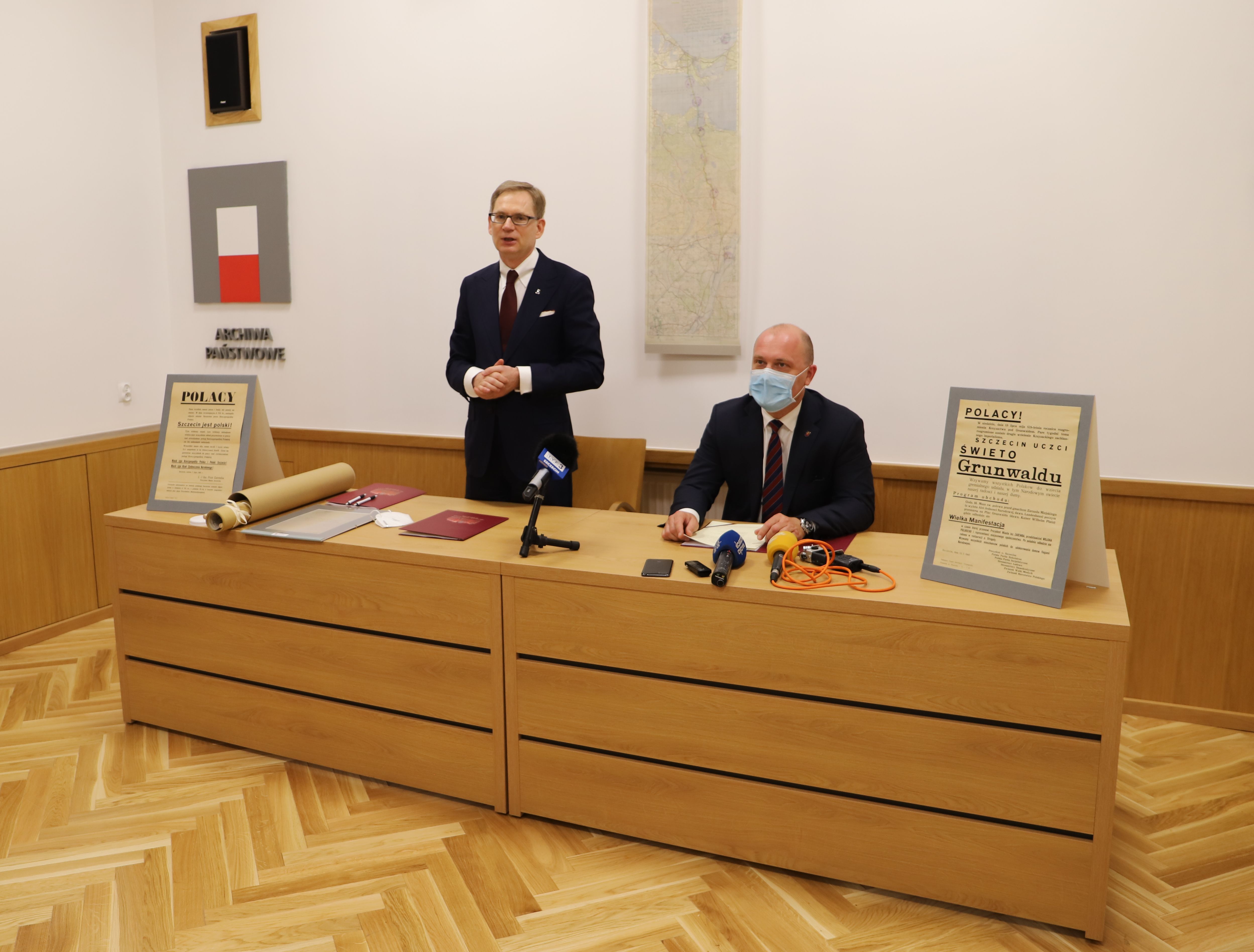Prezydent Szczecina Piotr Krzystek i dyrektor Archiwum Krzysztof Kowalczyk za stołem konferencyjnym.