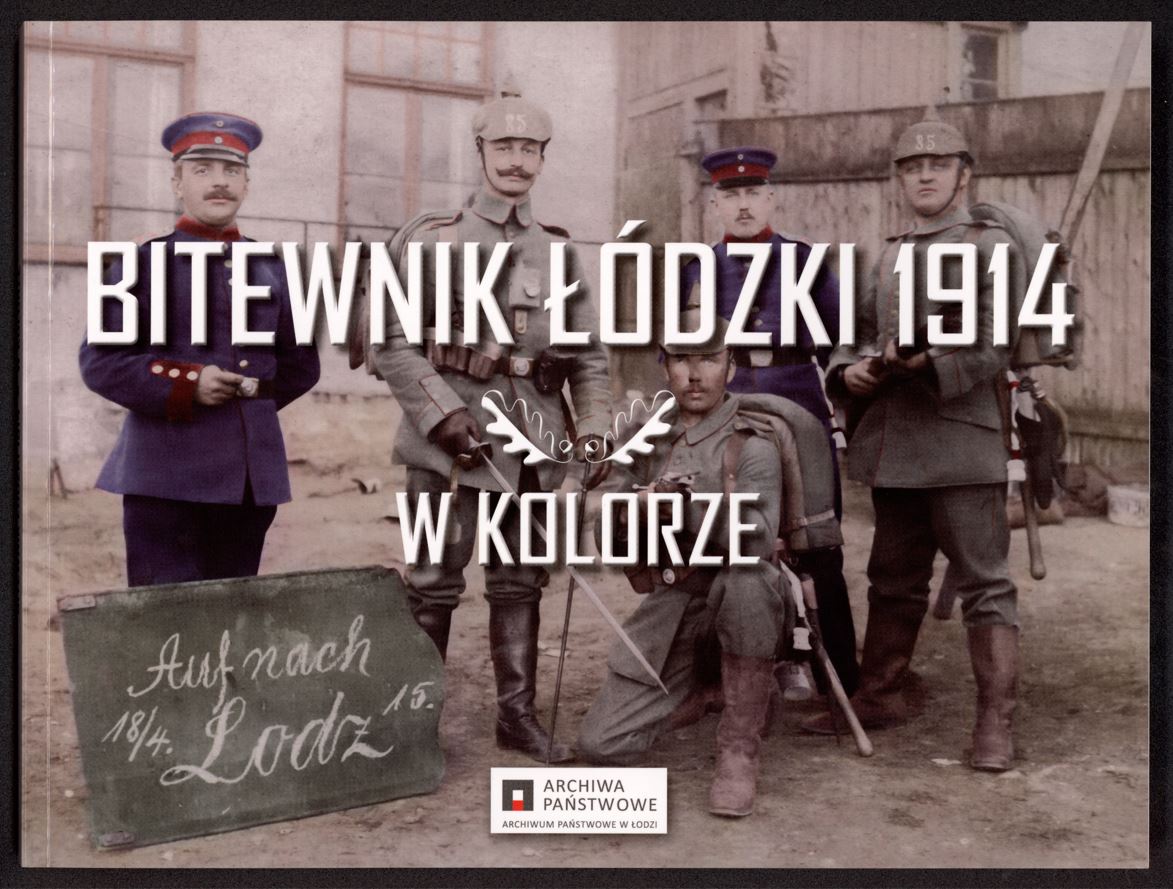 Pokolorowane zdjęcie 5 żołnierzy. Czterech stoi, jeden kuca. Na zdjęciu napis Bitewnik Łódzki 1914 w kolorze. U dołu logotyp Archiwum Państwowe w Łodzi. 