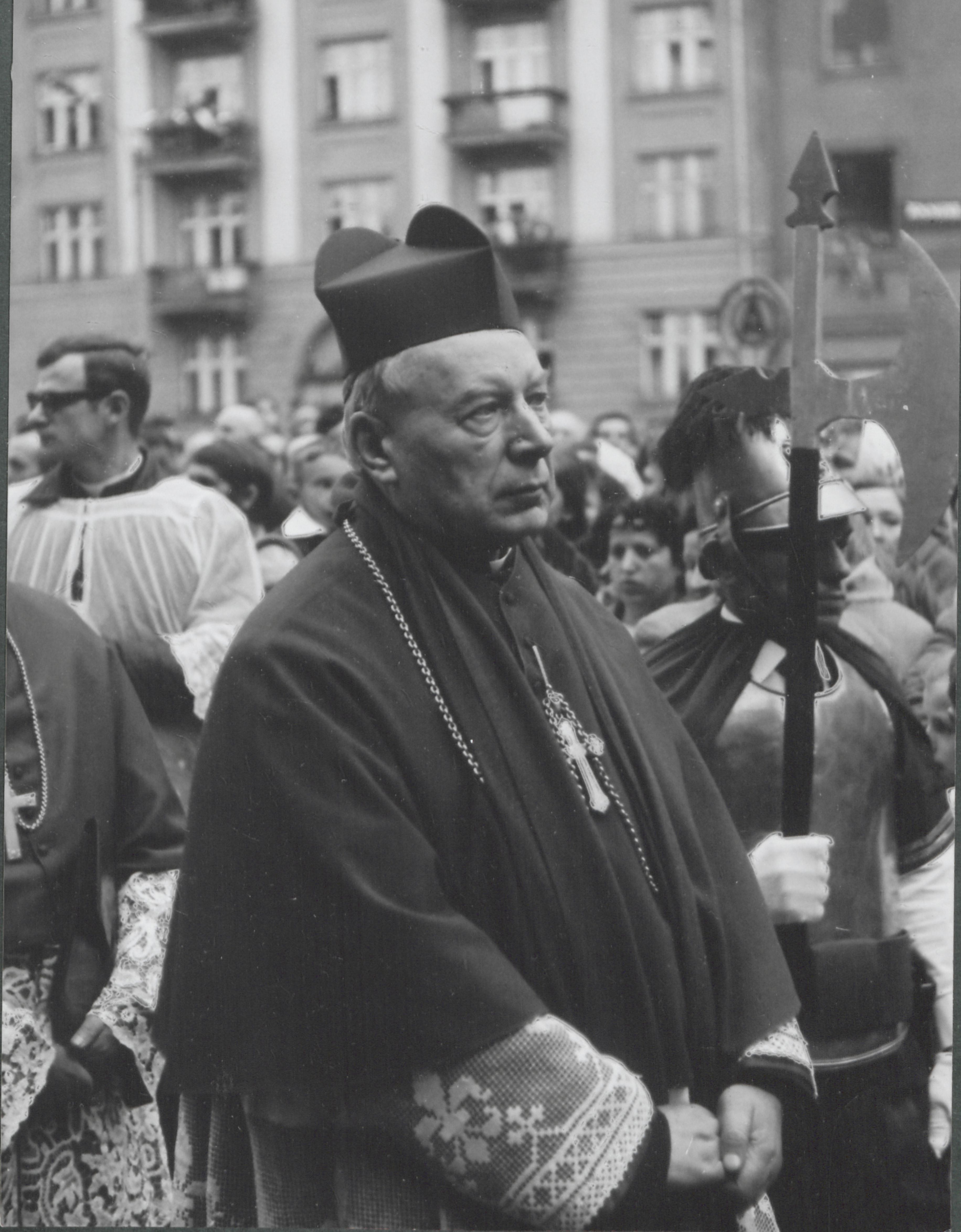 Kard. Stefan Wyszyński wśród tłumu na ulicy