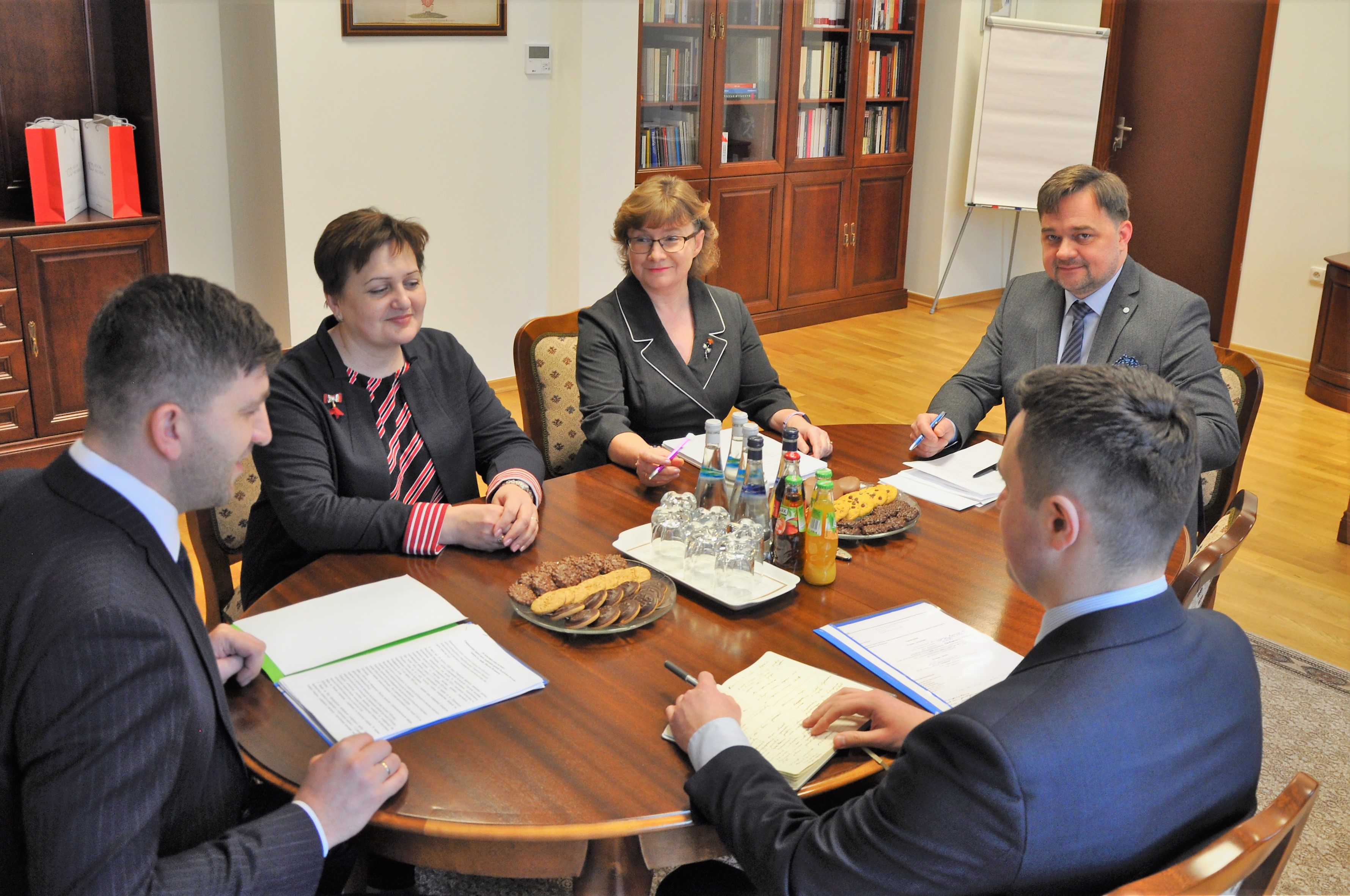 Przedstawiciele archiwów polskich i ukraińskich przy stole podczas rozmów. 