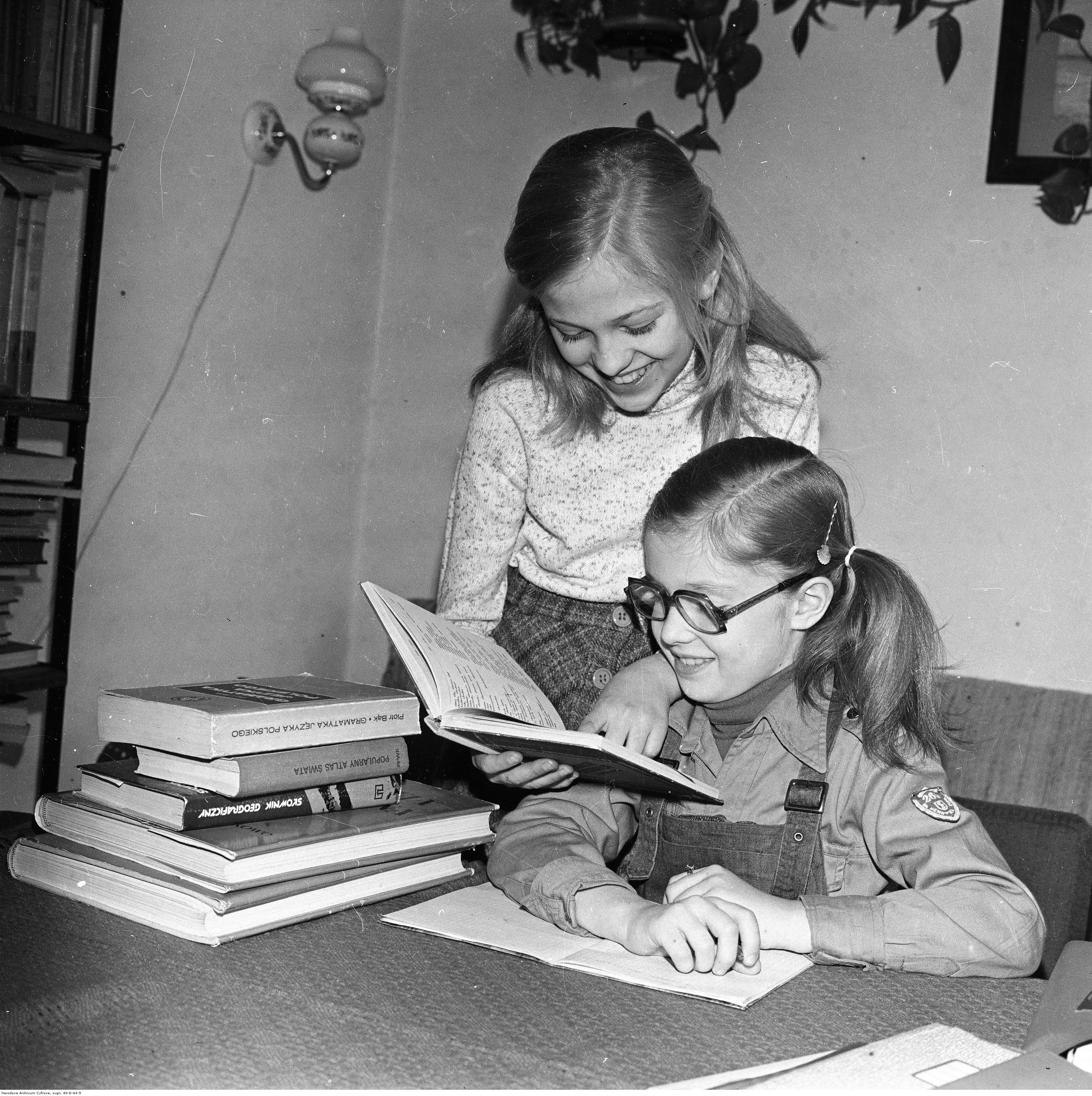 Dwie dziewczynki przy odrabianiu lekcji. 